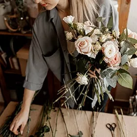 Флорист с букетом